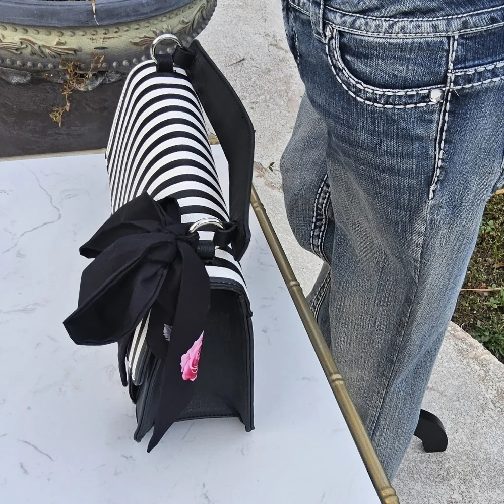 BETSEY JOHNSON RARE BLACK/WHITE STRIPPED w/ EMPOWERING SCARF TOP HANDEL